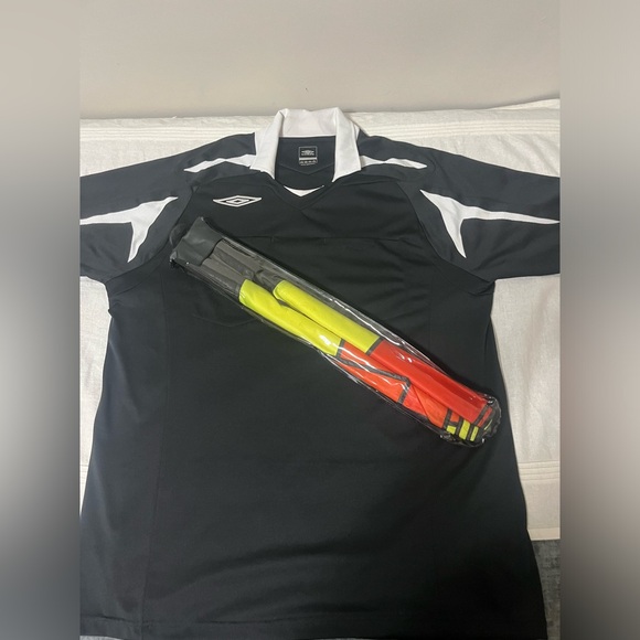 2008 Umbro Soccer Referee Black Jersey L Size With A Flag Set . - Picture 6 of 8